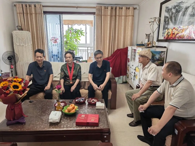 济宁市审计局为老党员颁发“光荣在党50年”纪念章