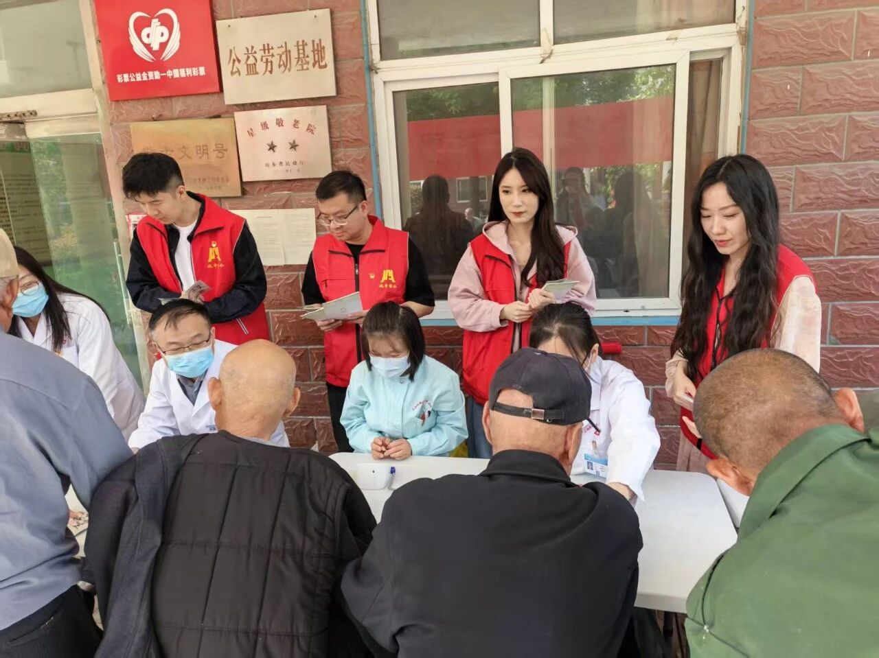 “五四”薪火传温情 审计青年敬老行 济宁市审计局组织开展“五四”青年节志愿服务活动